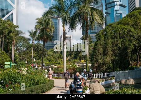 Hong Kong - le 18 novembre 2019 : Le Hong Kong Park avec lac et gratte-ciel bâtiments en arrière-plan dans le quartier d'affaires de HongKong Banque D'Images