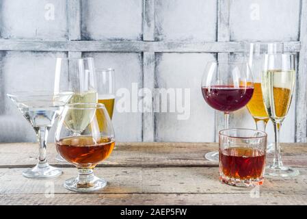 Sélection de boissons alcoolisées différentes - bière, vin blanc rouge, Martini, champagne, cognac, whisky dans différents verres Banque D'Images