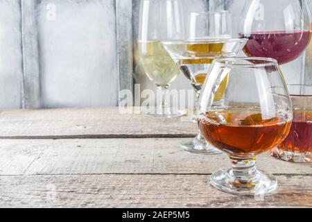 Sélection de boissons alcoolisées différentes - bière, vin blanc rouge, Martini, champagne, cognac, whisky dans différents verres Banque D'Images