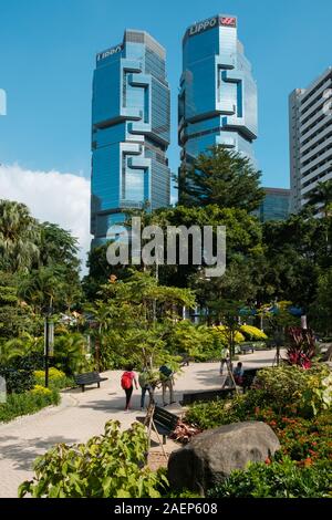 Hong Kong - le 18 novembre 2019 : Le Hong Kong Park avec lac et gratte-ciel bâtiments en arrière-plan dans le quartier d'affaires de HongKong Banque D'Images