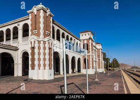 Harvey House Railroad Depot, qui était autrefois un hôtel et restaurant servant des passagers sur le Santa Fe Railway, près de la Route 66 à Barstow en Californie, Banque D'Images