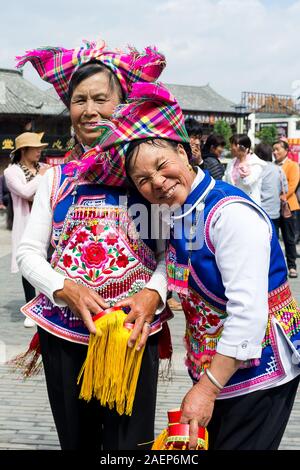 8 mars 2019 : la femme chinoise danse avec un costume traditionnel en face de la célèbre Porte de Chaoyang à Jianshui, Yunnan, Chine Banque D'Images