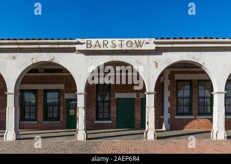 Harvey House Railroad Depot, qui était autrefois un hôtel et restaurant servant des passagers sur le Santa Fe Railway, près de la Route 66 à Barstow en Californie, Banque D'Images