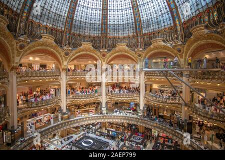 Grand angle dans les Galeries Lafayette à Paris Banque D'Images