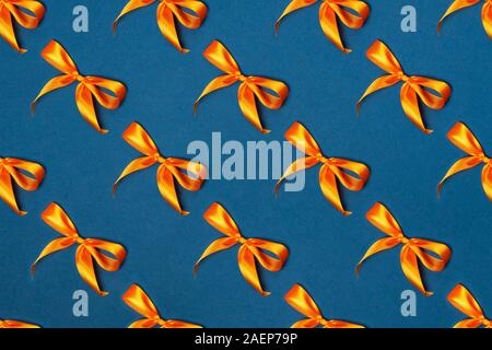 Motif de fête à la mode. Arcs Orange sur un fond bleu. Joyeux Noël, la Saint-Valentin, joyeux anniversaire et autres fêtes concept. Banque D'Images