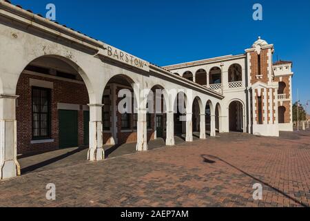 Harvey House Railroad Depot, qui était autrefois un hôtel et restaurant servant des passagers sur le Santa Fe Railway, près de la Route 66 à Barstow en Californie, Banque D'Images