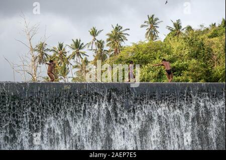 Jakarta, Indonésie. Dec 10, 2019. Les enfants jouent sur le barrage de la rivière de Klungkung Unda de Bali, Indonésie, 10 décembre 2019. Sanovri Crédit : Veri/Xinhua/Alamy Live News Banque D'Images
