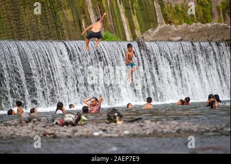 Jakarta, Indonésie. Dec 10, 2019. Les enfants jouent sur le barrage de la rivière de Klungkung Unda de Bali, Indonésie, 10 décembre 2019. Sanovri Crédit : Veri/Xinhua/Alamy Live News Banque D'Images