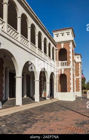 Harvey House Railroad Depot, qui était autrefois un hôtel et restaurant servant des passagers sur le Santa Fe Railway, près de la Route 66 à Barstow en Californie, Banque D'Images