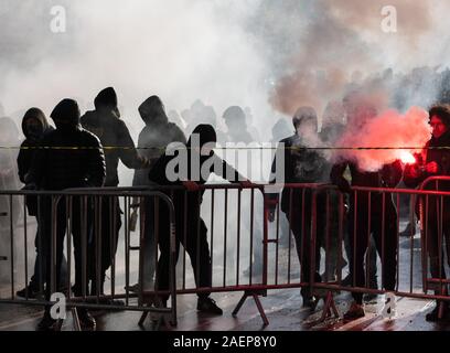 Lyon, France. Dec 10, 2019. La construction d'une barricade de manifestants au cours d'une manifestation dans le cadre de grèves et manifestations contre la réforme des retraites en France à la place Bellecour. La grève générale et des manifestations violentes à Lyon également conserver les fans de l'équipe de football Bundesliga RB Leipzig sur leurs orteils. À midi, le mardi, le club a mis en garde ses partisans de ne pas répondre à la Place Bellecour pour un entraînement commun pour le stade. Peu de temps après, il y a eu des affrontements entre manifestants et policiers sur et autour de la place. Dpa : Crédit photo alliance/Alamy Live News Banque D'Images