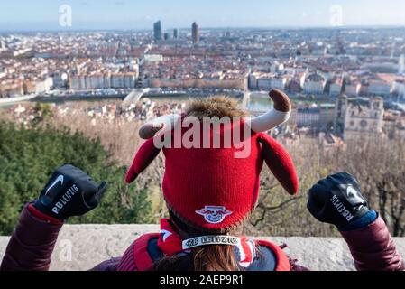 Lyon, France. Dec 10, 2019. Football : Ligue des Champions, l'Olympique Lyon - RB Leipzig, phase groupe, groupe G, 6e journée. Une femelle RB Leipzig ventilateur donne sur la ville à partir de la Basilique Notre-Dame de Fourvière. Dpa : Crédit photo alliance/Alamy Live News Banque D'Images