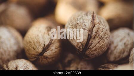 Un grand nombre de noix dans le gros plan peel. Banque D'Images