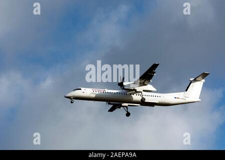 Eurowings Bombardier Dash 8 à l'atterrissage à l'aéroport de Birmingham, UK (D-ABQH) Banque D'Images