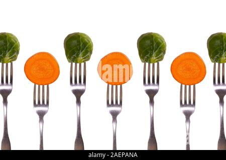 Les carottes et les choux de Bruxelles sur les fourches. Manger et obtenir tous vos éléments nutritifs ! Banque D'Images