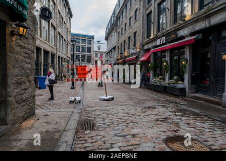 Montréal, 28 novembre 2019--une photo d'une femme commerçante fenêtre sur une rue latérale, dans le Vieux Montréal. Banque D'Images