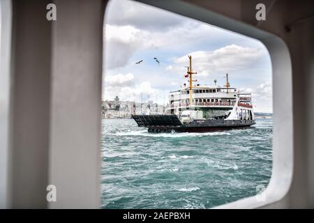 Turquie, Istanbul. Le Bosphore ou Istanbul détroit relie la mer Noire à la mer de Marmara et marque, avec les Dardanelles, la limite méridionale entre Banque D'Images