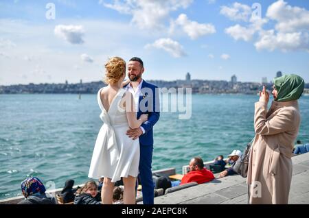 Turquie, Istanbul. Couple de jeunes mariés photographié sur la rive asiatique du Bosphore. Banque D'Images