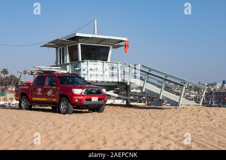 Véhicule de protection de la vie stationné sur la plage de Santa Monica à côté de la tour de protection de la vie, Californie, États-Unis Banque D'Images