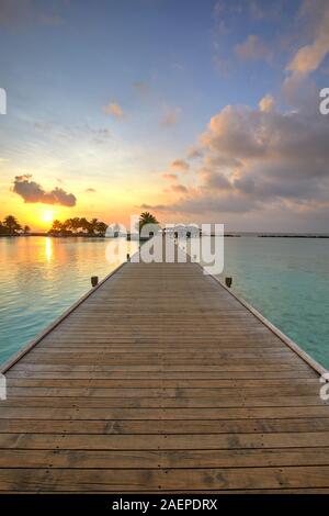 Passerelle de Paradise Island (Lankanfinolhu) au coucher du soleil, aux Maldives Banque D'Images