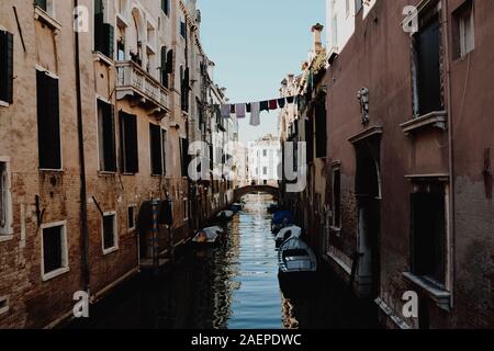 Canal de Venise où le tissu est accroché Banque D'Images