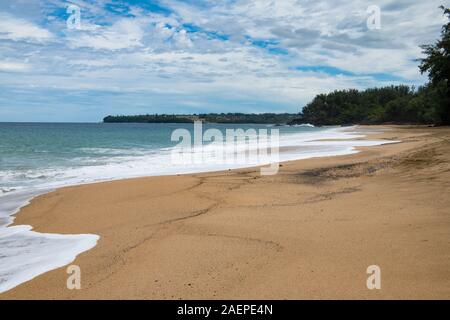 En regardant le long d'une plage vide de l'océan Pacifique sur Hawaï USA Banque D'Images