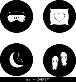 Accessoires de couchage glyphe icons set. Masque de sommeil, de pantoufles, de la lune, de l'oreiller avec forme de coeur. Vector silhouettes blanches illustrations en noir Illustration de Vecteur