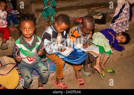 L'Éthiopie, région d'Amhara, Awra Amba, de l'éducation, de la maternelle les enfants à apprendre à lire et écrire Banque D'Images