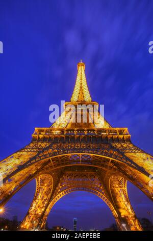 Vue grand angle de la Tour Eiffel à l'heure bleue, Paris, France Banque D'Images