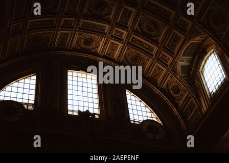 Fenêtres de l'église du vatican vues de l'intérieur Banque D'Images