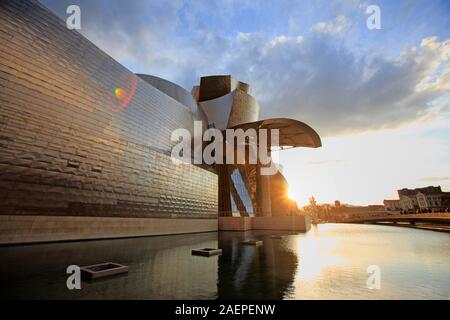 Le Musée Guggenheim moderne au coucher du soleil, Bilbao, Espagne Banque D'Images