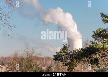 Power Plant et fumées émettant entonnoir près de lotissement et forest Banque D'Images