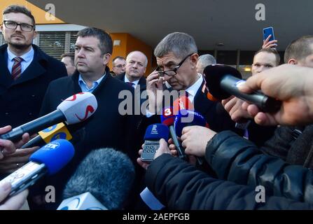 Ostrava, République tchèque. Dec 10, 2019. Sirènes retentit tous sur la République tchèque le 17 décembre pour commémorer les victimes de prises de vue dans l'hôpital d'Ostrava, PM Andrej Babis (centre) dit, à Ostrava, en République tchèque, le 10 décembre 2019. Le ministre de l'Intérieur tchèque Jan Hamacek (2e à gauche) s'est félicité du travail de la police qui a fait un excellent travail. Photo : CTK/Alamy Live News Banque D'Images