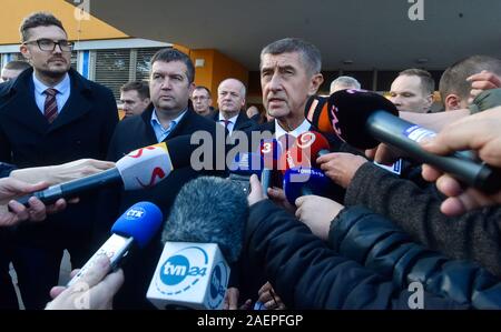 Ostrava, République tchèque. Dec 10, 2019. Sirènes retentit tous sur la République tchèque le 17 décembre pour commémorer les victimes de prises de vue dans l'hôpital d'Ostrava, PM Andrej Babis (centre) dit, à Ostrava, en République tchèque, le 10 décembre 2019. Photo : CTK/Alamy Live News Banque D'Images