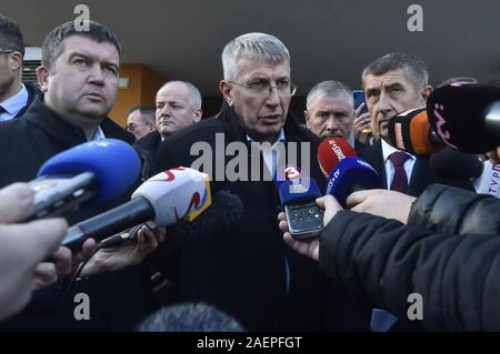 Ostrava, République tchèque. Dec 10, 2019. Un jeu de tir 'Silent' tué six personnes dans l'hôpital universitaire d'Ostrava ce matin, directeur d'hôpital Jiri Havrlant (centre) a déclaré à des journalistes. Sirènes retentit tous sur la République tchèque le 17 décembre pour commémorer les victimes de prises de vue dans l'hôpital d'Ostrava, PM Andrej Babis (droite) a dit, à Ostrava, en République tchèque, le 10 décembre 2019. Le ministre de l'Intérieur tchèque Jan Hamacek (à gauche) s'est félicité du travail de la police qui a fait un excellent travail. Photo : CTK/Alamy Live News Banque D'Images