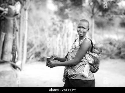 Même, la Tanzanie, le 4 juin, 2019 : masaï avec son bébé sur son dos Banque D'Images