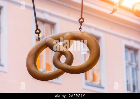 Bretzel dans la forme d'un signe d'une boulangerie café sur la rue de l'Europe Banque D'Images