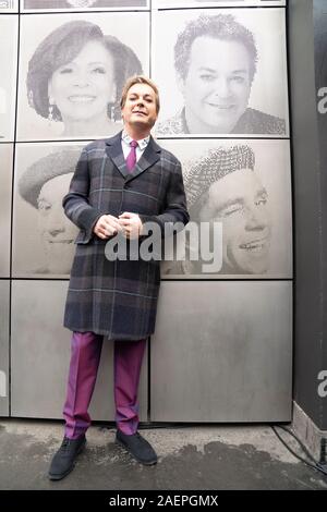 Julian Clary au London Palladium à côté de son image sur le mur de la renommée , London Palladium, Londres. Banque D'Images