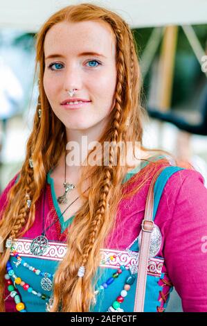 2018-10 06 L'isle Sur la Sorgue , France. femme aux cheveux rouge ,Viking aux yeux bleus , editorial, Banque D'Images