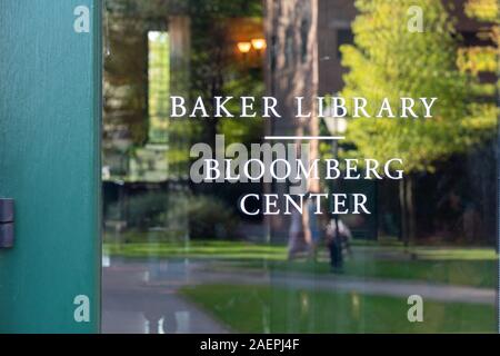 ALLSTON, MASSACHUSETTS/USA - 29 septembre 2019 : Bibliothèque Baker et Bloomberg Center à Harvard Business School. Banque D'Images