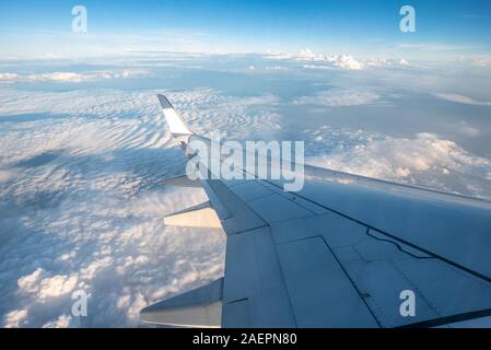 Silhouette ailes d'un avion à l'aube vue par la fenêtre. Banque D'Images