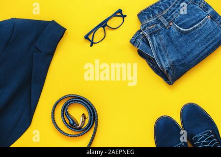 Vue de dessus de la femme vêtements sport classique situé dans ton bleu sur fond jaune. Banque D'Images