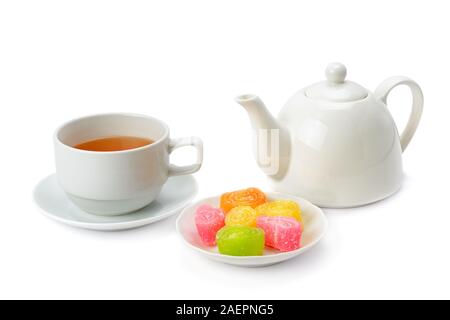 Thé, thé dans une tasse et jujube isolé sur fond blanc. Banque D'Images