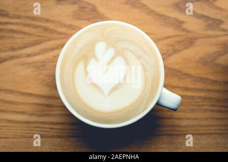 Tasse de cappuccino sur table en bois. Banque D'Images