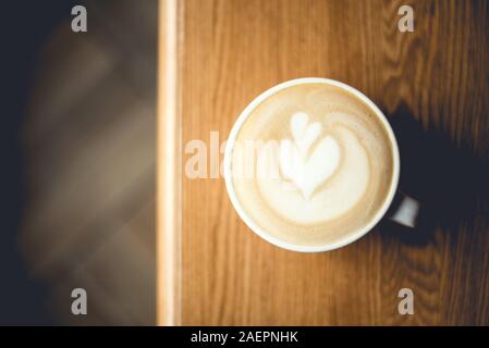 Tasse de cappuccino sur table en bois. Banque D'Images