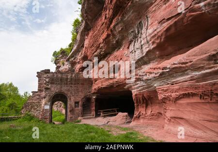 Ruines du château du Falkenstein avec sa porte latérale, 13e siècle, le nord de Philippsbourg, Parc Naturel Régional des Vosges, de la Moselle (57), France Banque D'Images