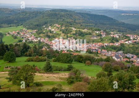 Village de Dabo, campagne et collines dans le massif des Vosges, de la Moselle (57), Grand Est, France Banque D'Images