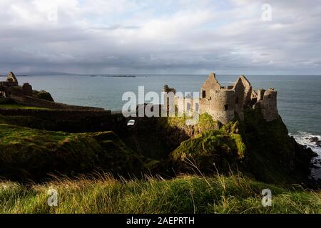 Le Château de Dunluce, la fin de la ruine médiévale entre Portrush et sur la côte nord d'Antrim Bushmills Road, comté d'Antrim, en Irlande du Nord Banque D'Images
