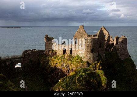 Le Château de Dunluce, la fin de la ruine médiévale entre Portrush et sur la côte nord d'Antrim Bushmills Road, comté d'Antrim, en Irlande du Nord Banque D'Images