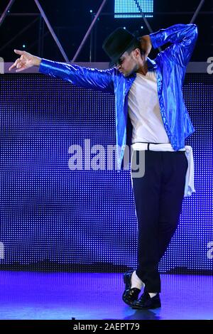 Londres, Royaume-Uni. Dec 10, 2019. Peter André, mystérieuse jeune fille hitmaker effectue Michael Jackson's homme dans le miroir avec l'ensemble de l'entreprise de Thriller, comme il l'guest stars dans Thriller Live pour deux semaines, à la suite de l'4000e anniversaire en 2018, le rendement au Lyric Theatre de Londres, UK - 10 décembre 2019 Crédit : Nils Jorgensen/Alamy Live News Crédit : Nils Jorgensen/Alamy Live News Banque D'Images