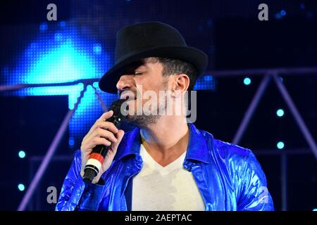 Londres, Royaume-Uni. Dec 10, 2019. Peter André, mystérieuse jeune fille hitmaker effectue Michael Jackson's homme dans le miroir avec l'ensemble de l'entreprise de Thriller, comme il l'guest stars dans Thriller Live pour deux semaines, à la suite de l'4000e anniversaire en 2018, le rendement au Lyric Theatre de Londres, UK - 10 décembre 2019 Crédit : Nils Jorgensen/Alamy Live News Crédit : Nils Jorgensen/Alamy Live News Banque D'Images